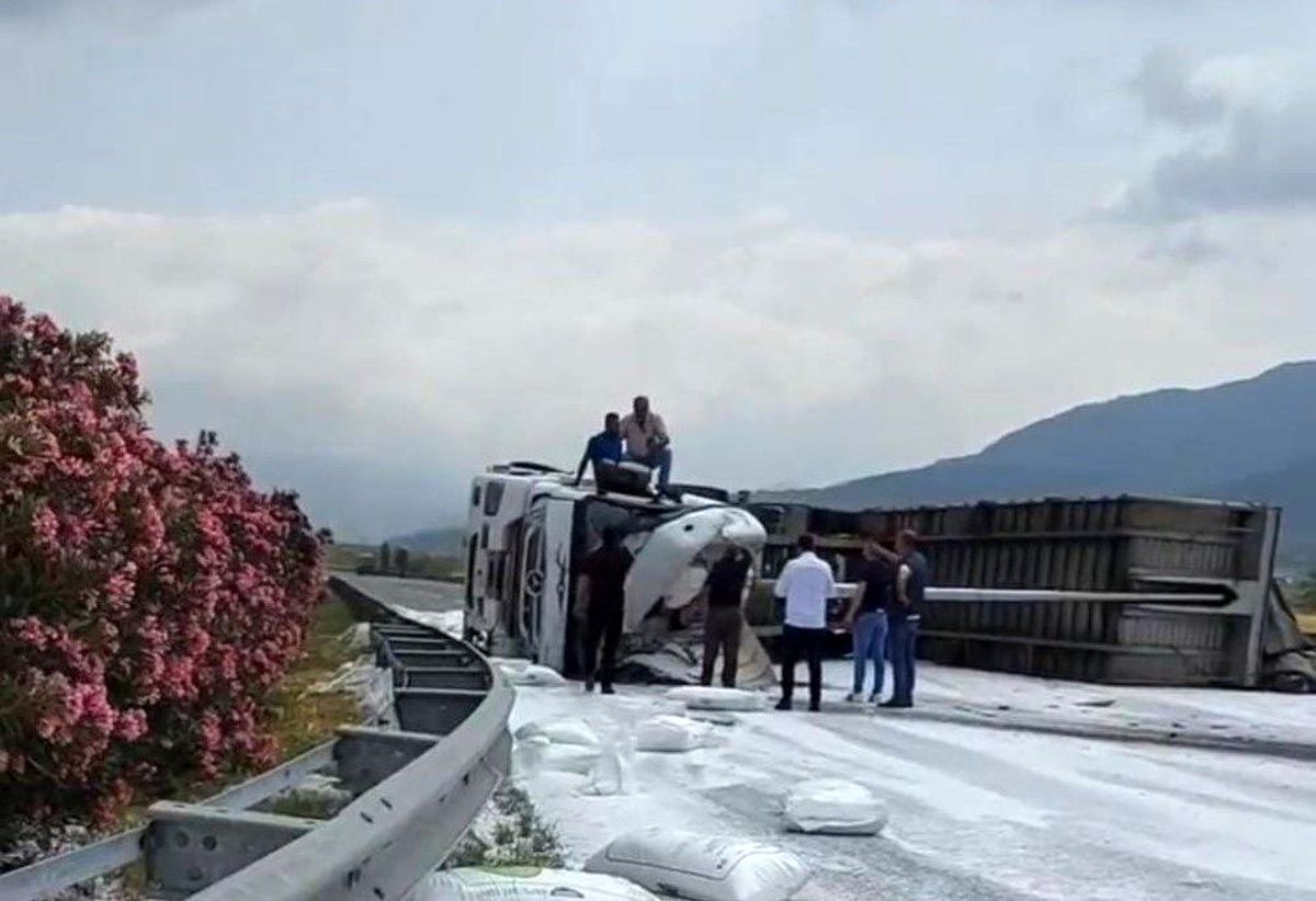 Osmaniye\'de gübre yüklü tır devrildi, sürücü yaralandı