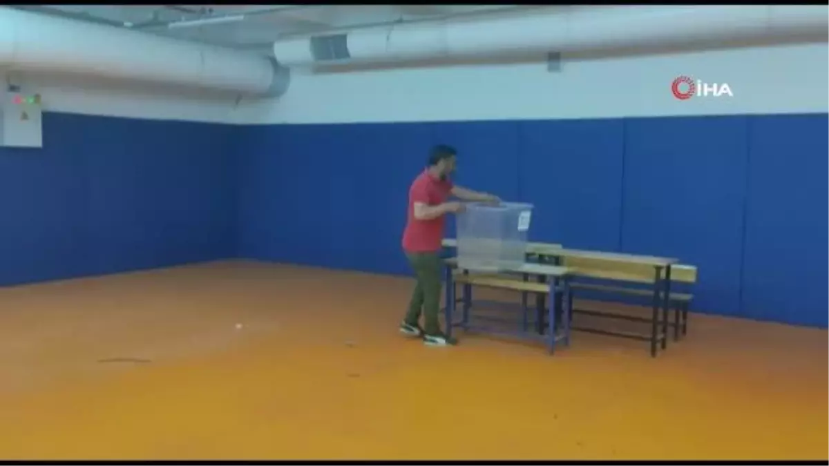 Hatay Kırıkhan'da Spor Salonuna Sandıklar Kuruldu: Yaklaşık 11 Bin Kişi Oy Kullanacak