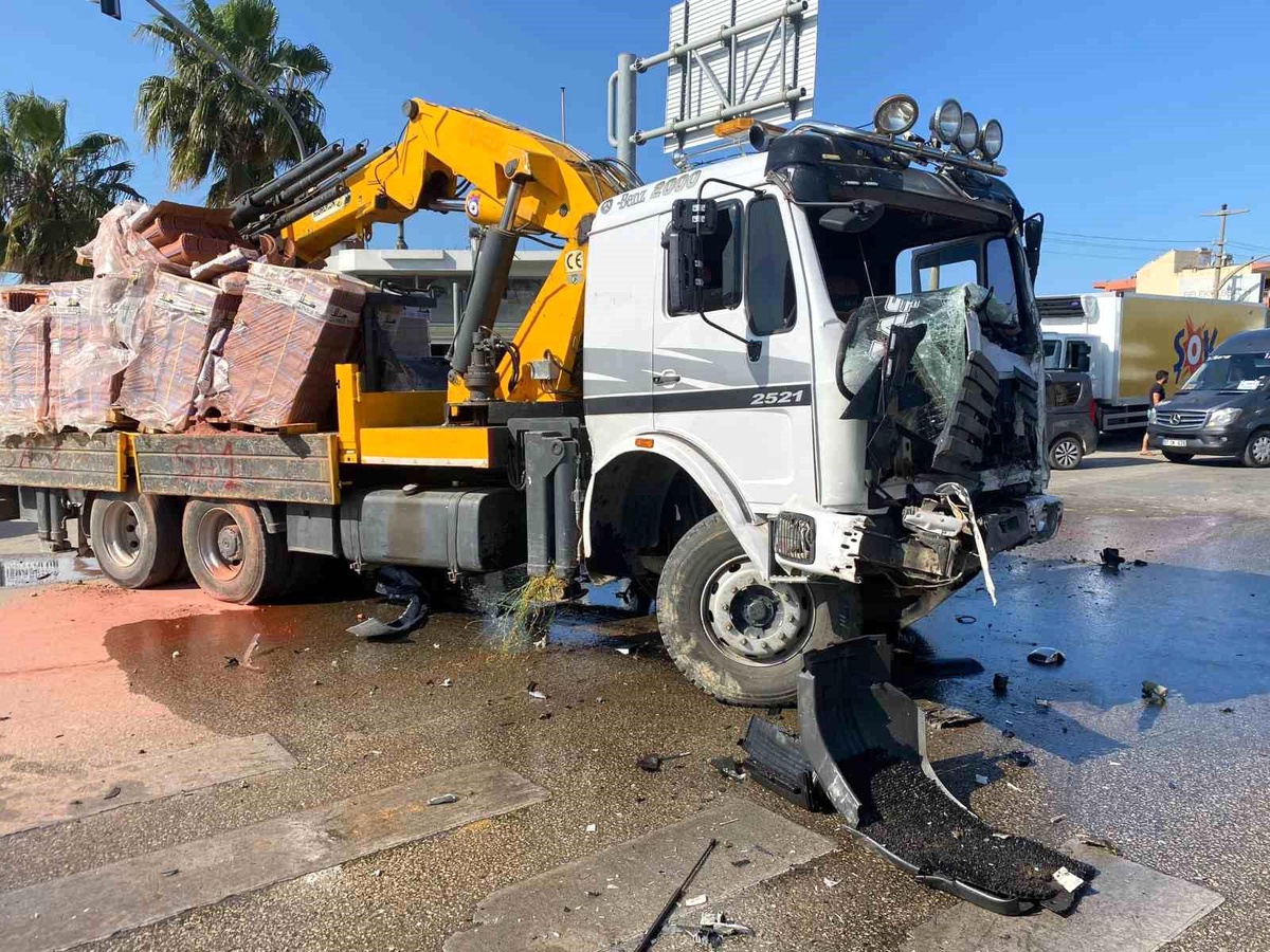 Antalya\'da Tır, Vinç ve Kamyonetin Karıştığı Kazada 1 Kişi Yaralandı