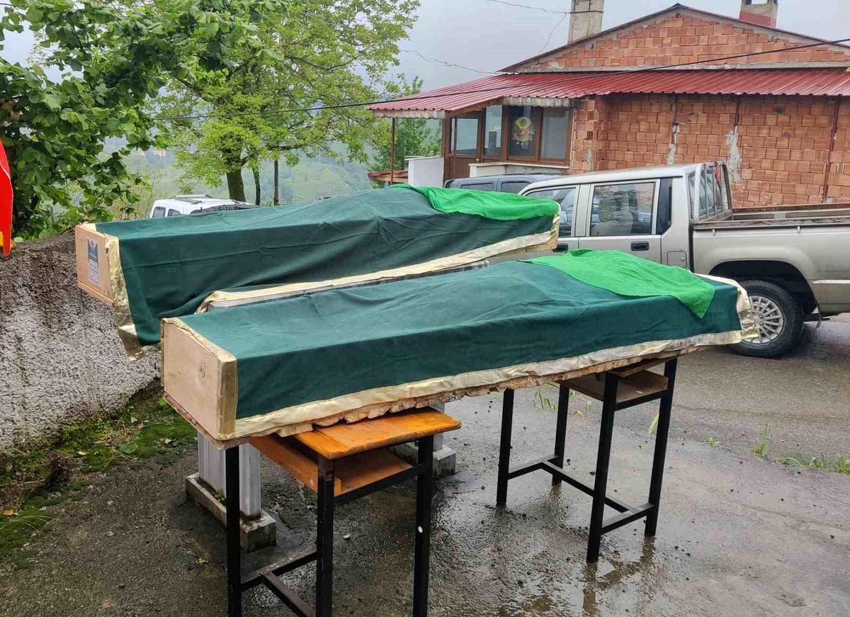 Trabzon\'da İki Kız Kardeş 5 Saat Arayla Vefat Etti
