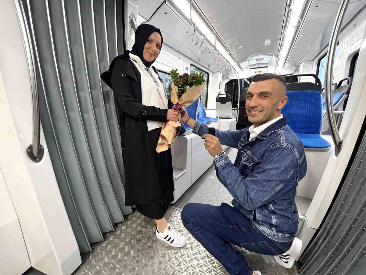Tramvayda keman eşliğinde evlilik teklifi
