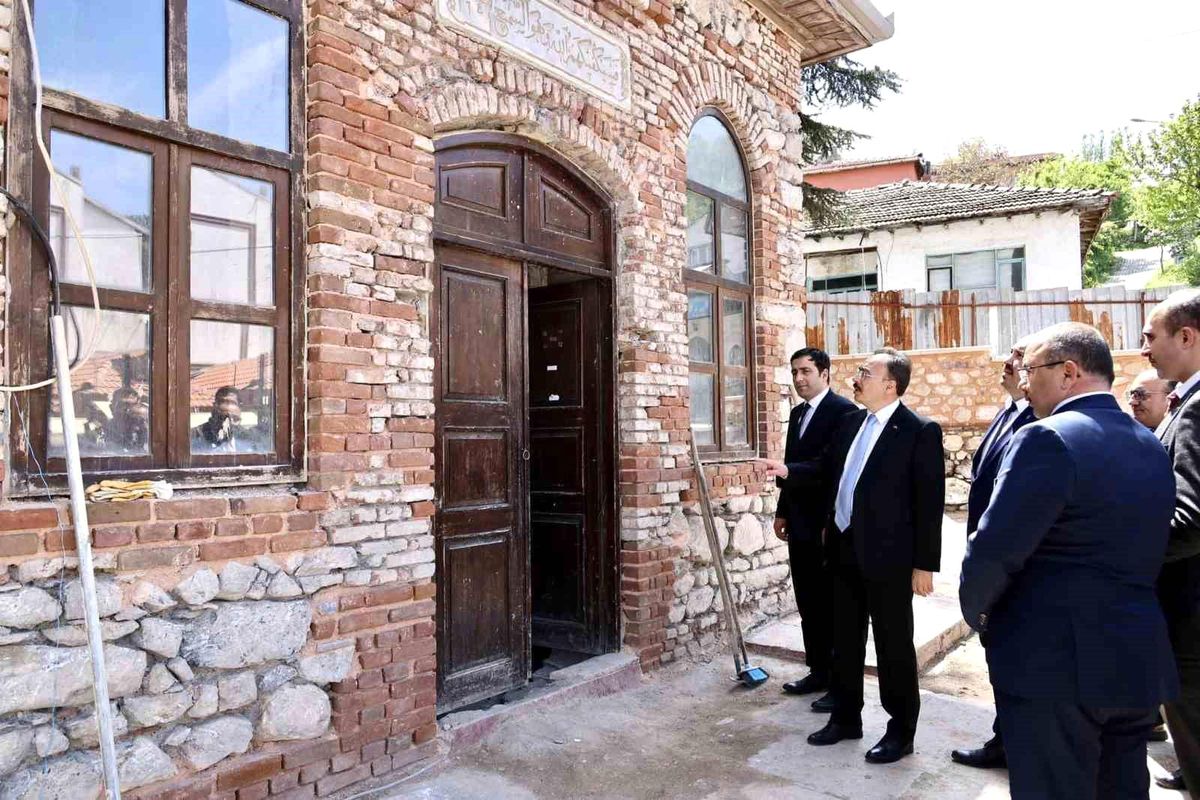 Bilecik Valisi Kuyulu Mescitte Restorasyon Çalışmalarını İnceledi