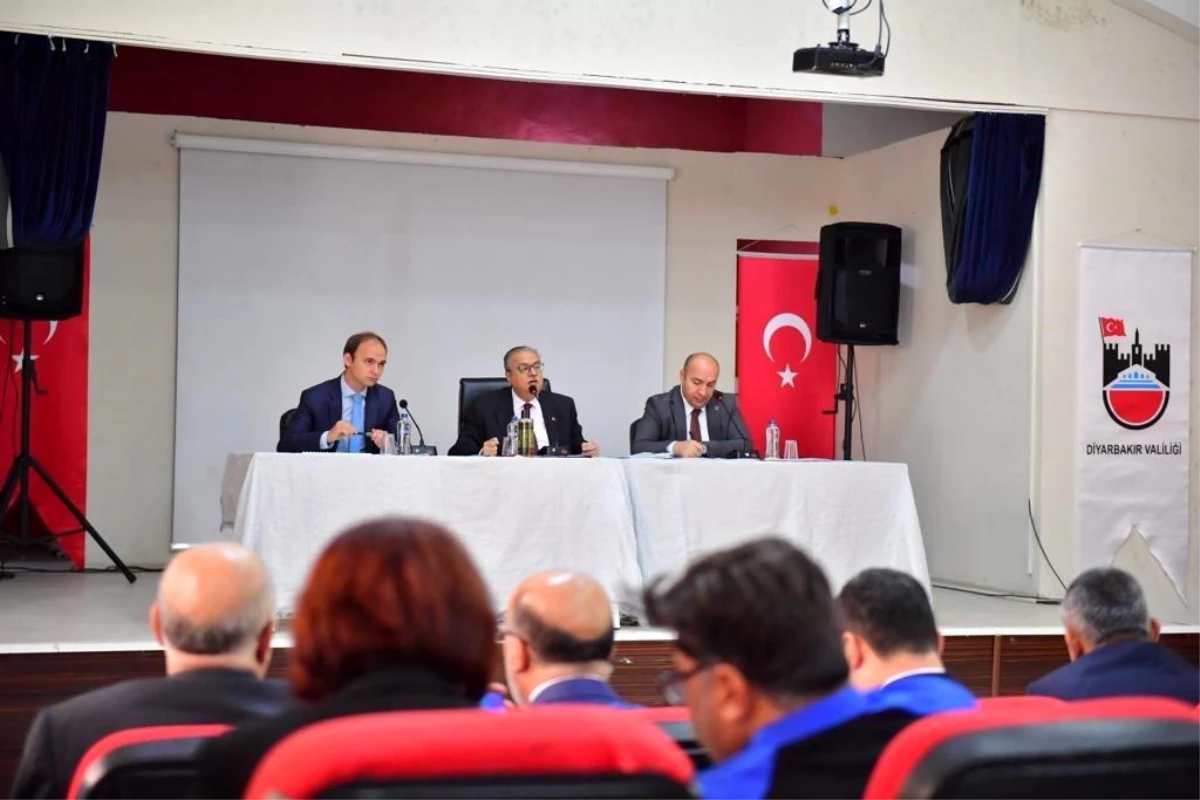 Diyarbakır Valisi Ali İhsan Su, Hazro ilçe muhtarlarıyla toplantı düzenledi