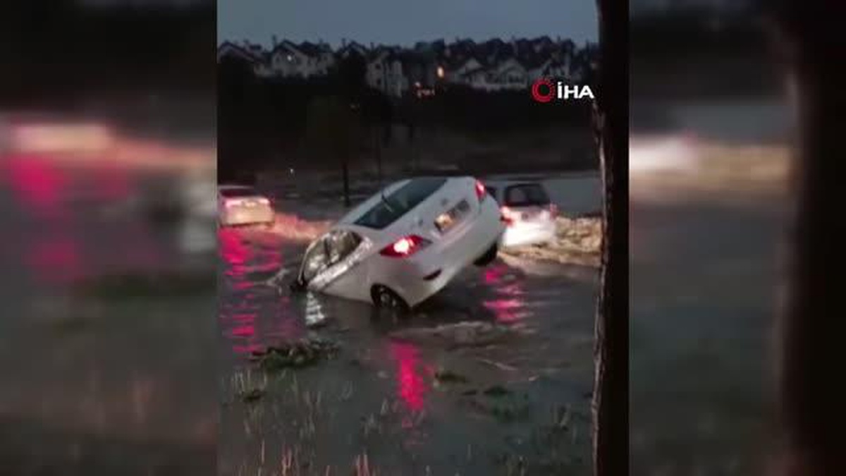 Yağmurda kanalizasyona sürüklenen otomobilin hurdası çıkarıldı