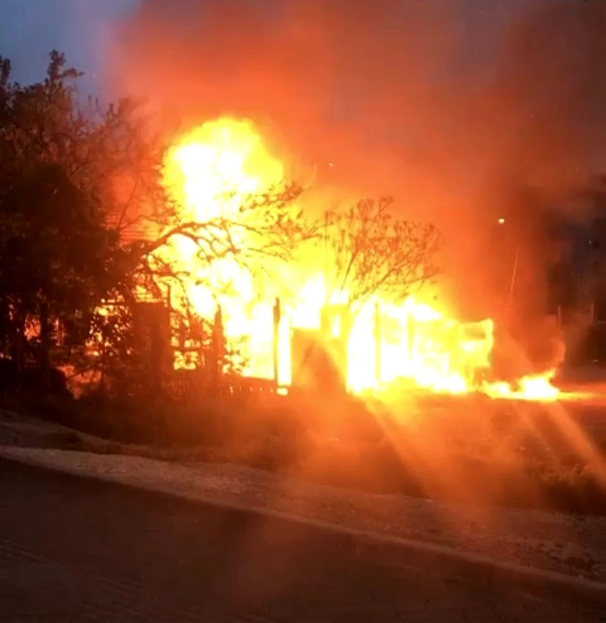 Yangın çıkan evdeki 2 kişiyi çevredeki vatandaşlar kurtardı