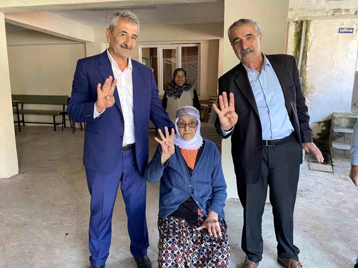 110 yaşındaki Safiye Kurtoğlu oy kullanmak için okula gitti