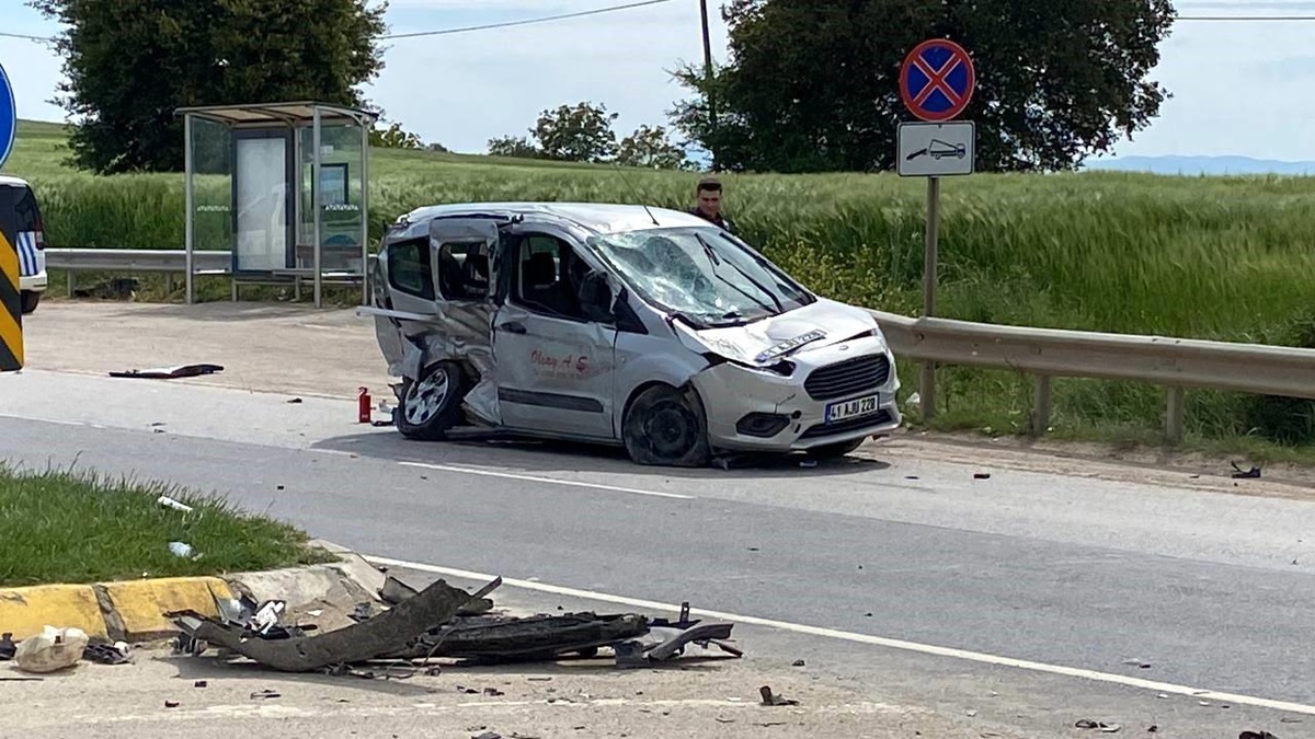 Kocaeli\'de Kavşakta 3 Araç Kaza Yaptı: 4 Yaralı