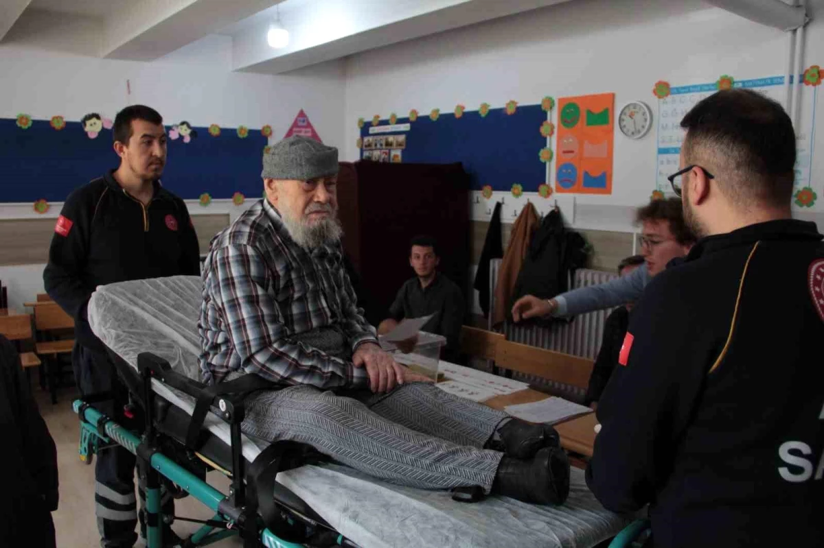 Eskişehir\'de 87 yaşındaki vatandaş oy kullanmak için sedyeyle okula getirildi