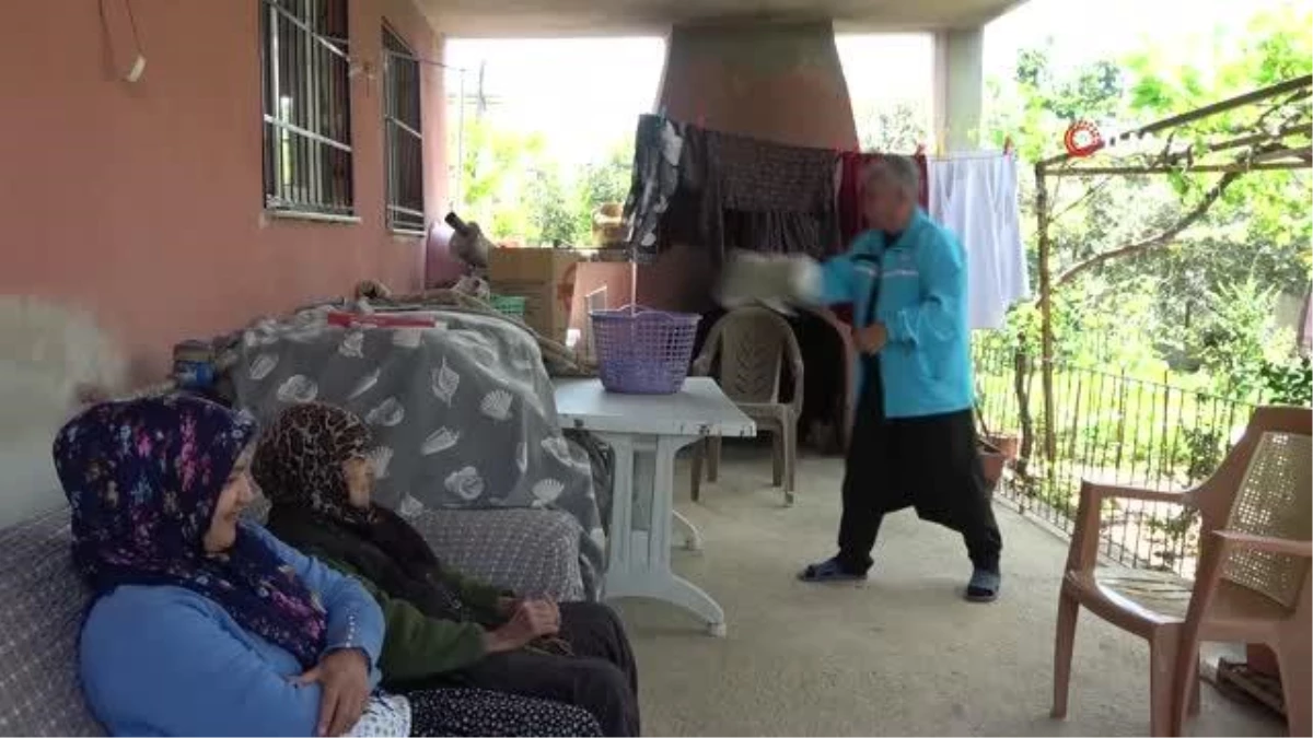 91 yaşındaki annesini bir an olsun yalnız bırakmıyor bebek gibi bakıyor