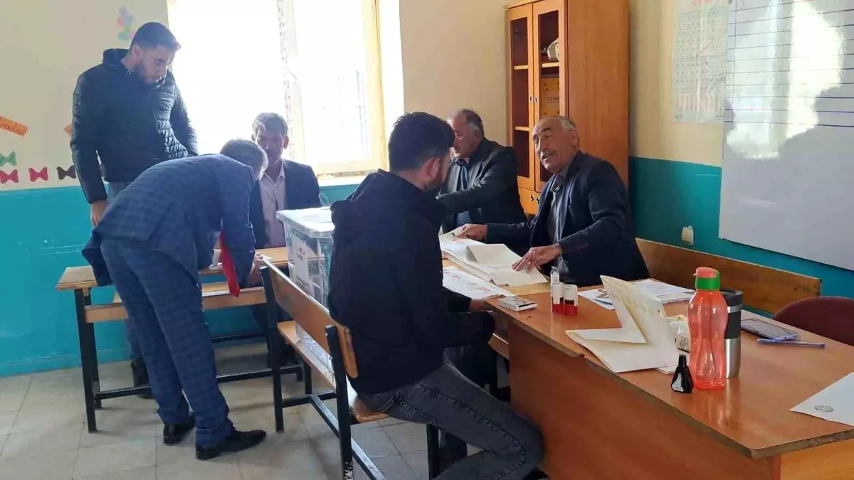 Bitlis\'te Cumhurbaşkanı ve Milletvekili Genel Seçimleri için oy kullanma işlemi başladı