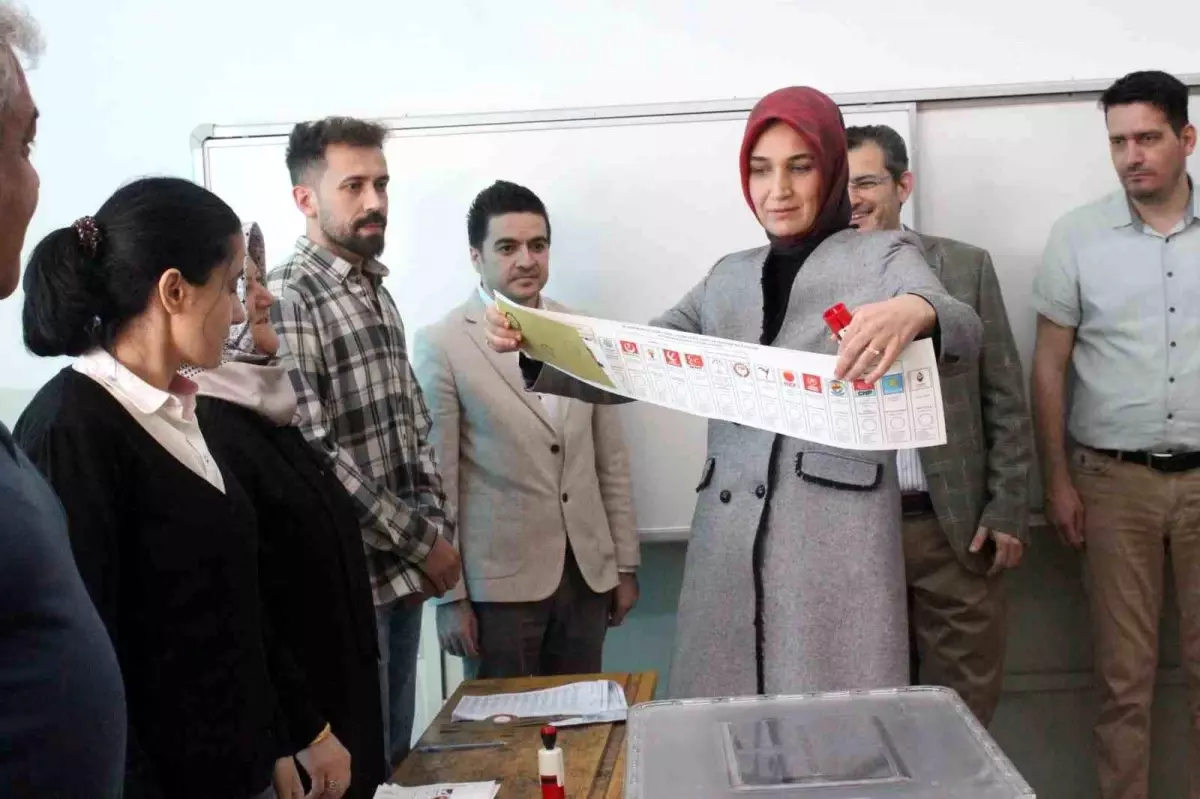 Afyonkarahisar Valisi ve eşi oy kullandı