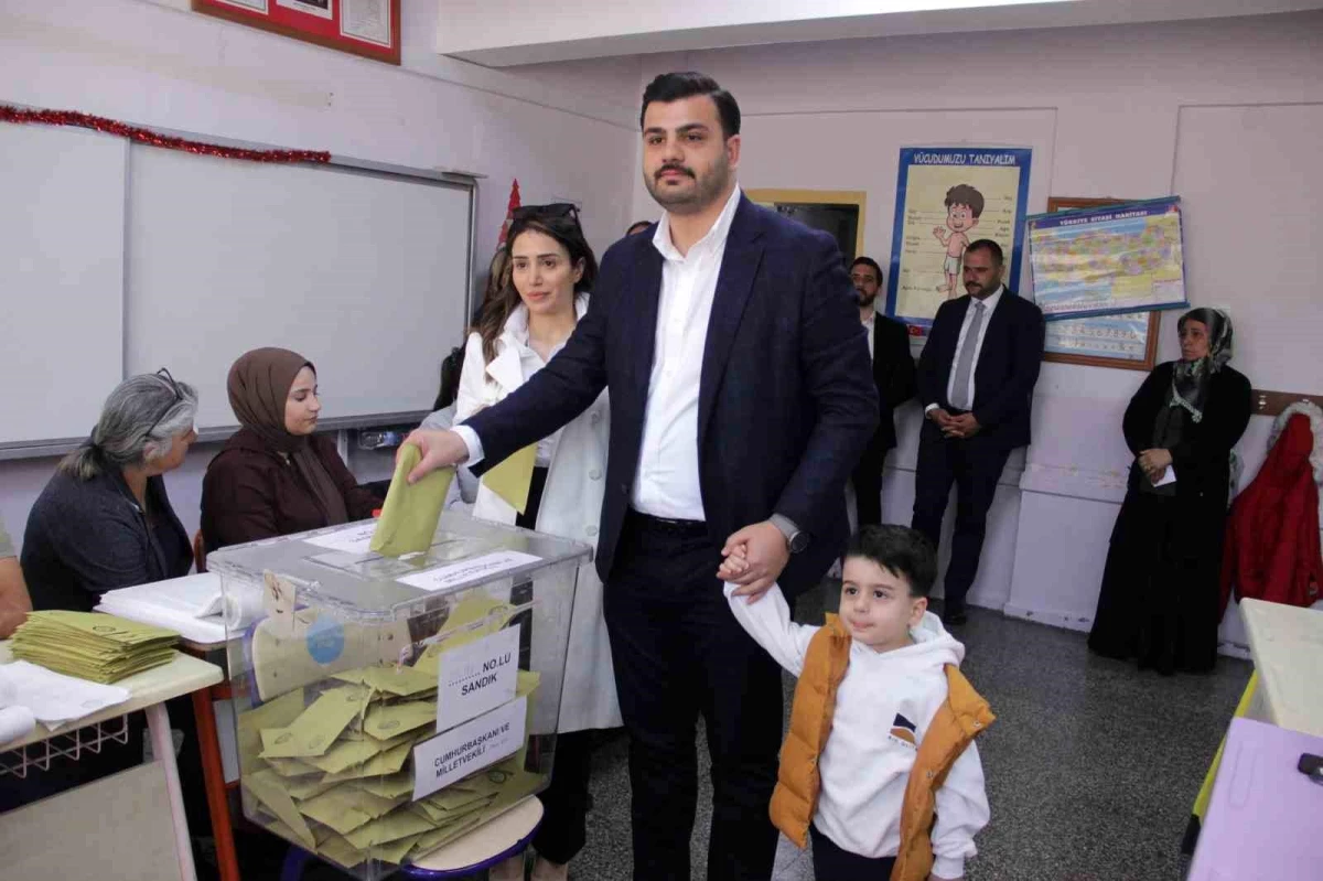 AK Parti Gençlik Kolları Genel Başkanı Eyyüp Kadir İnan İzmir\'de oy kullandı
