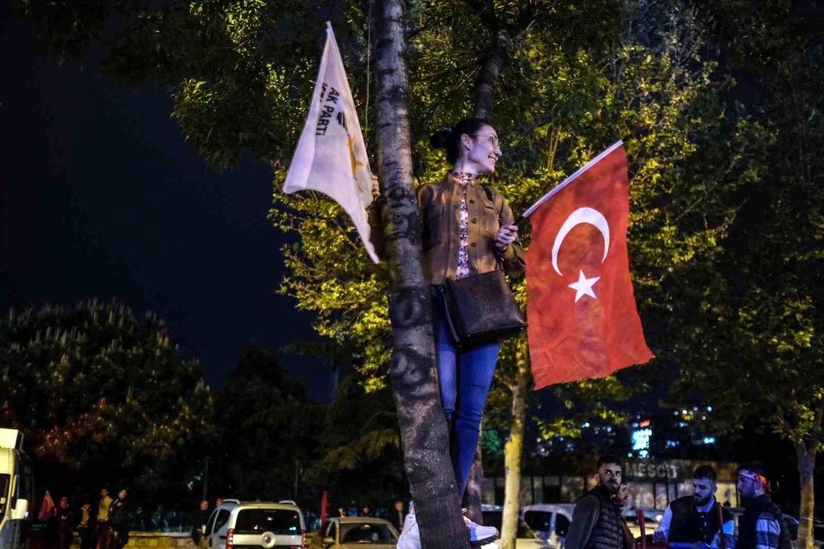 Vatandaşlar AK Parti İstanbul İl Başkanlığı önünde sonuçları bekledi