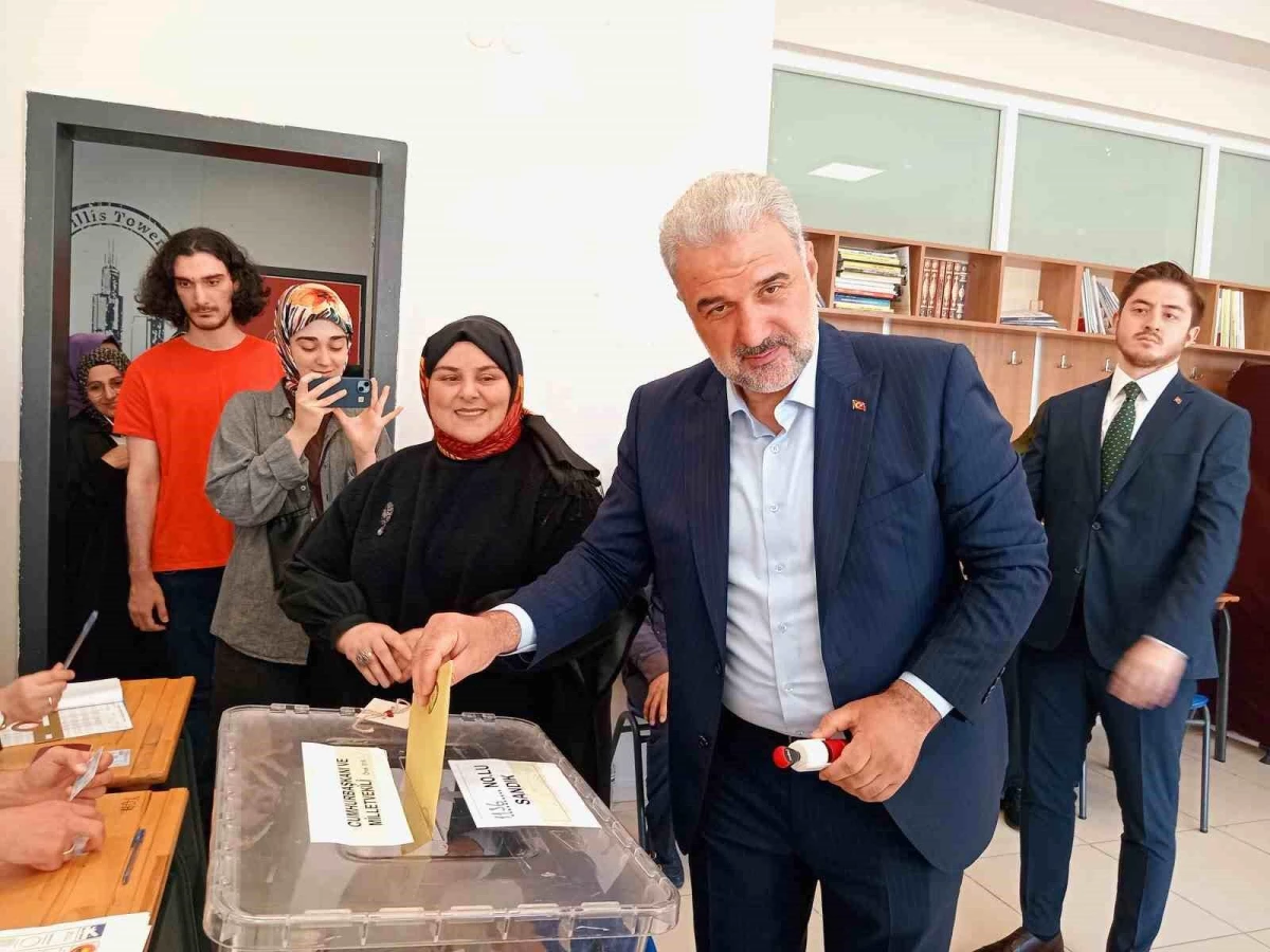 AK Parti İstanbul İl Başkanı Osman Nuri Kabaktepe oy kullanmak için Başakşehir\'e gitti