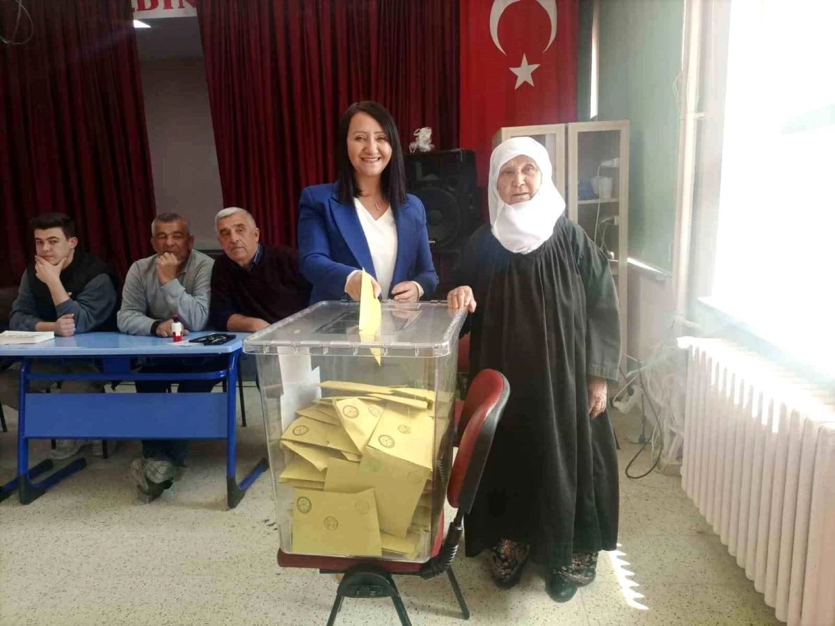 AK Partili Belediye Başkanları İlçelerinde Oy Kullandı