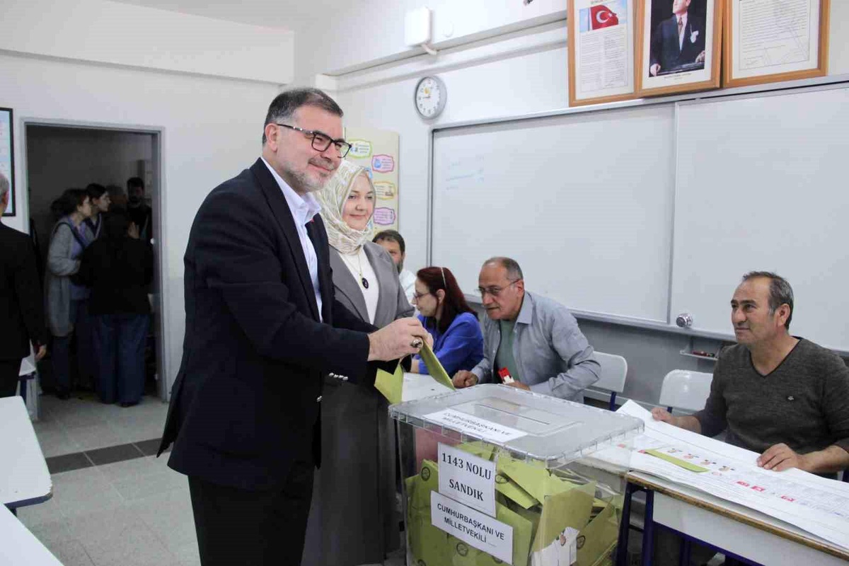 AK Parti İzmir İl Başkanı Bilal Saygılı oy kullandı