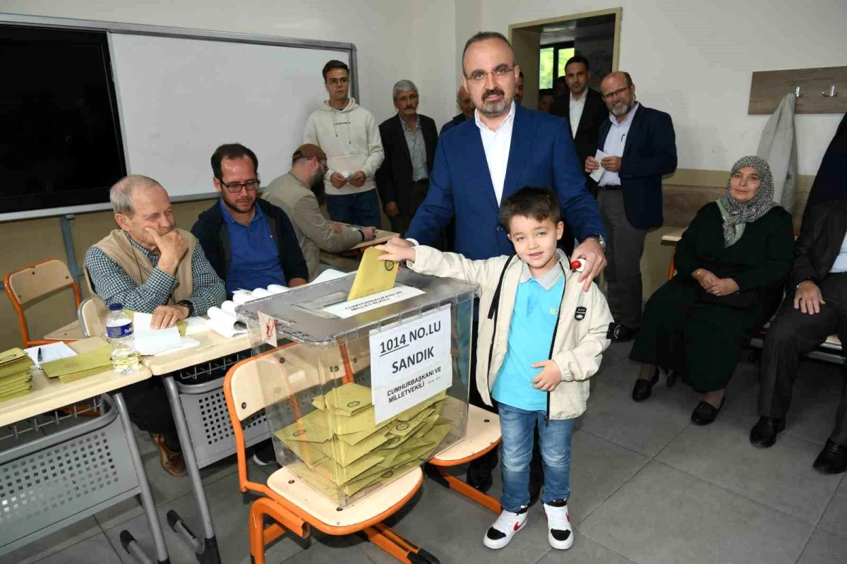 AK Parti Grup Başkanvekili Bülent Turan Oyunu Lapseki\'de Kullandı