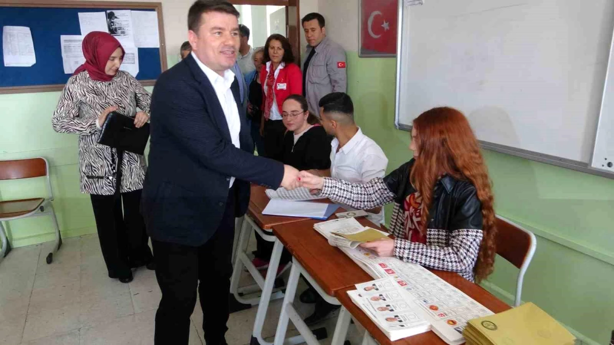 Aksaray\'da Vatandaşlar Oy Kullanmaya Başladı
