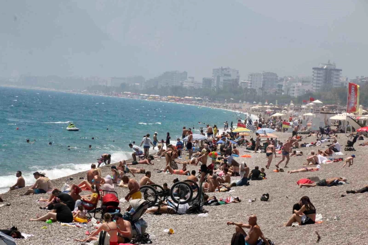Antalya\'da Vatandaşlar Oy Kullanıp Konyaaltı Sahili\'ne Akın Etti