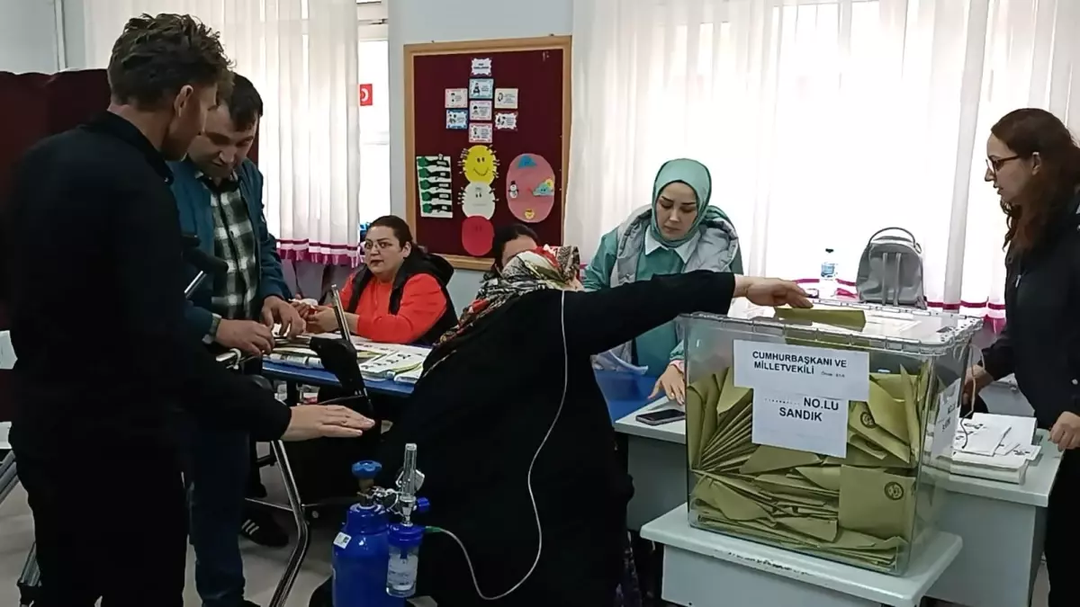 KOAH hastası kadın tekerlekli sandalyesi ile oy kullanmaya geldi