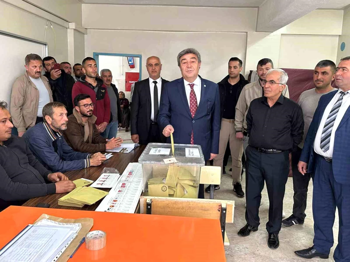 İYİ Parti Milletvekili Dursun Ataş Dadaloğlu\'da oy kullandı