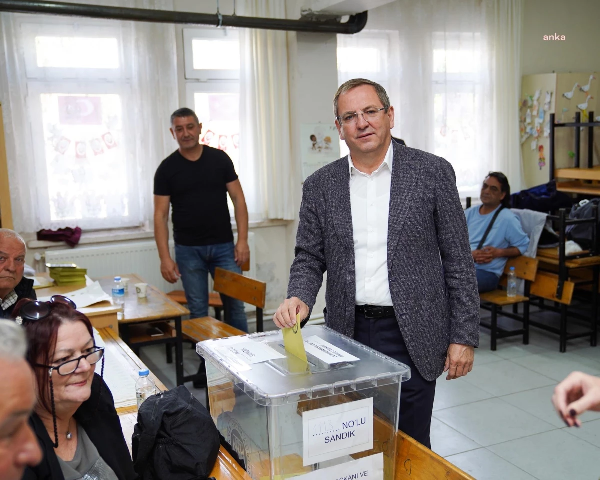 Ayvalık Belediye Başkanı Ergin, Oyunu Kullandı: "Tüm Vatandaşlarımızı, Demokratik Haklarını Kullanmak İçin Oy Kullanmaya Davet Ediyorum"
