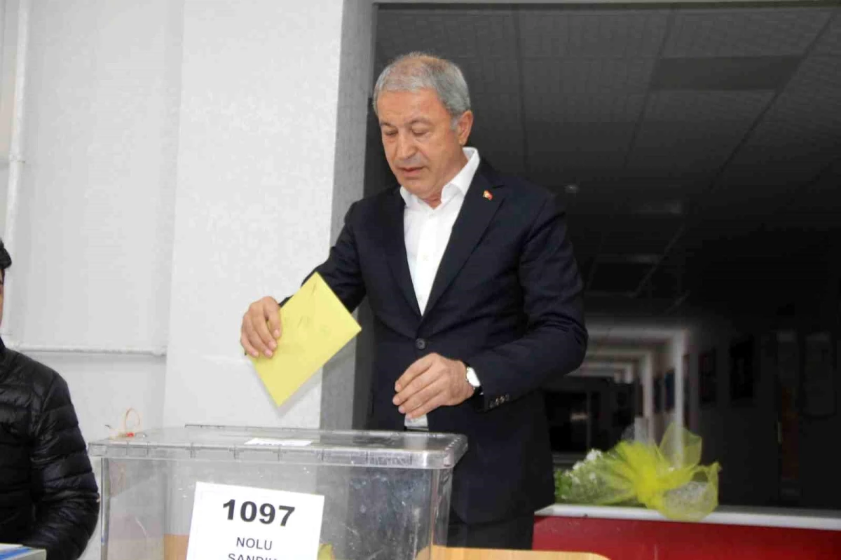Milli Savunma Bakanı Hulusi Akar Kayseri\'de oy kullandı