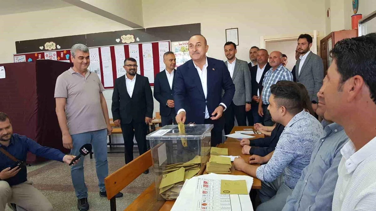 Dışişleri Bakanı Mevlüt Çavuşoğlu, Alanya\'da oy kullandı