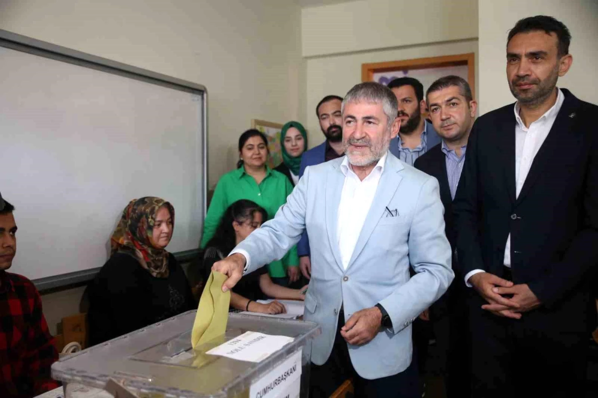 Hazine ve Maliye Bakanı Nureddin Nebati Mersin\'de oy kullandı