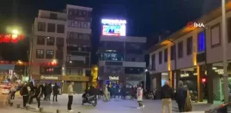 Balıkesir'de Vatandaşlar Seçim Sonuçlarını Çarşıda Led Ekranda Takip Ediyorlar