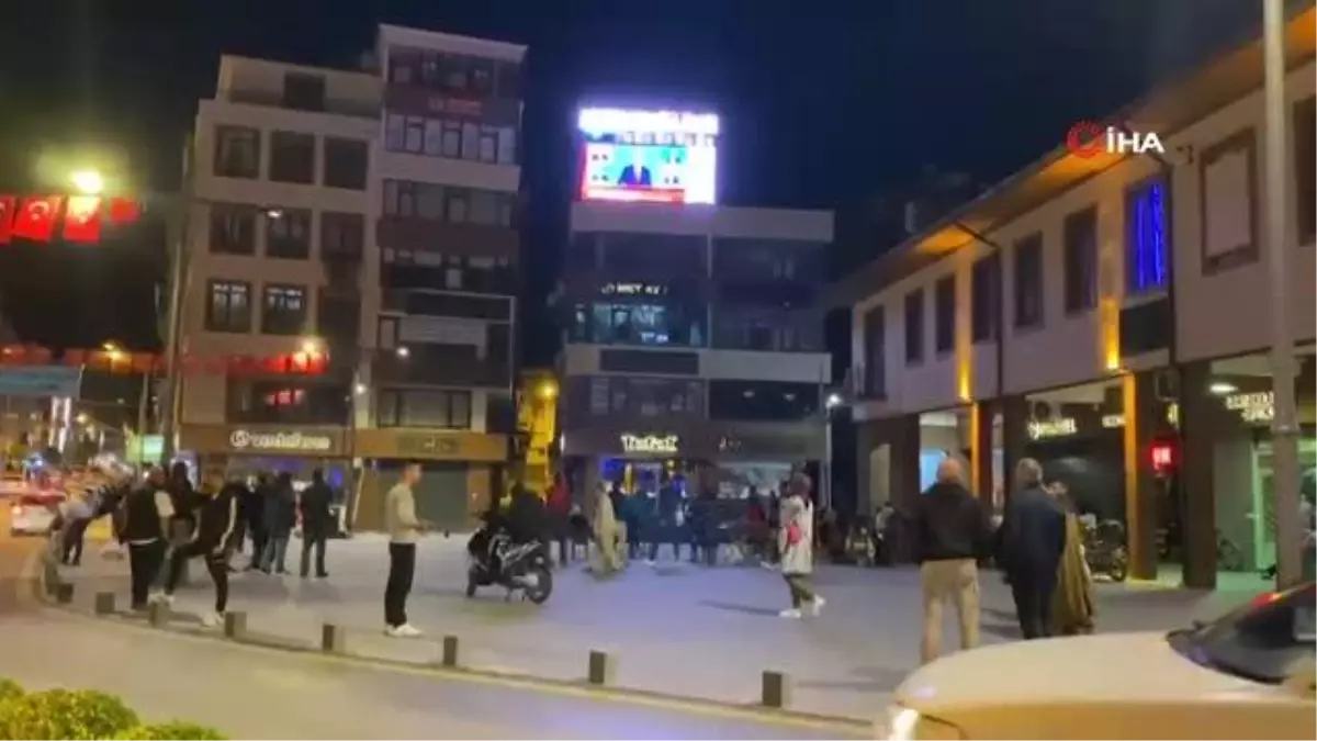 Balıkesir'de Vatandaşlar Seçim Sonuçlarını Çarşıda Led Ekranda Takip Ediyorlar
