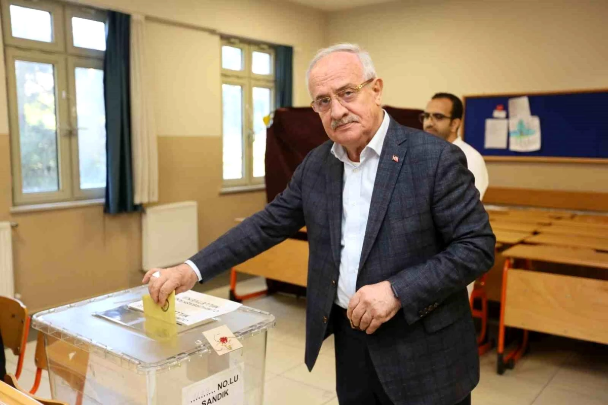 Derince Belediye Başkanı Zeki Aygün ve Eşi Şükran Aygün Oy Kullandı
