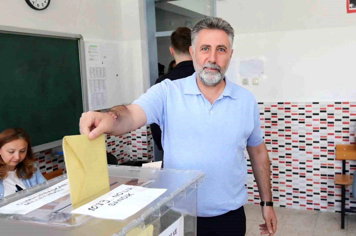 Bayraklı Belediye Başkanı Serdar Sandal Ailesiyle Birlikte Oy Kullandı