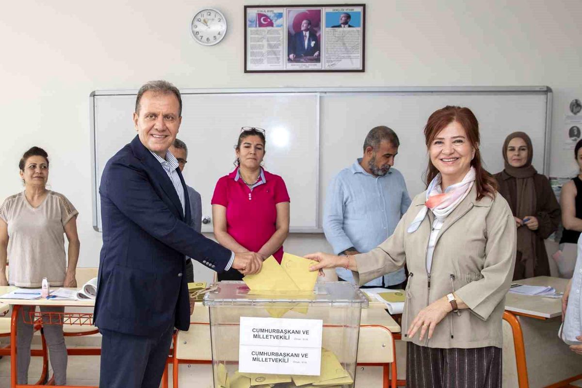 Mersin Büyükşehir Belediye Başkanı Vahap Seçer ve Ailesi Oy Kullandı