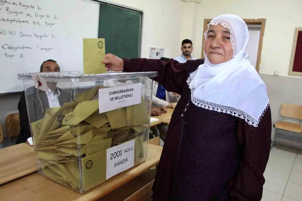 85 yaşındaki hasta kadın sandık başına gitti