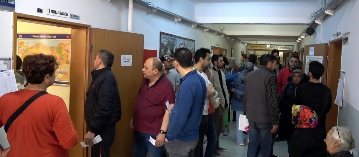 Bilecik\'te Seçmenler Sandık Başında Uzun Kuyruklar Oluşturdu