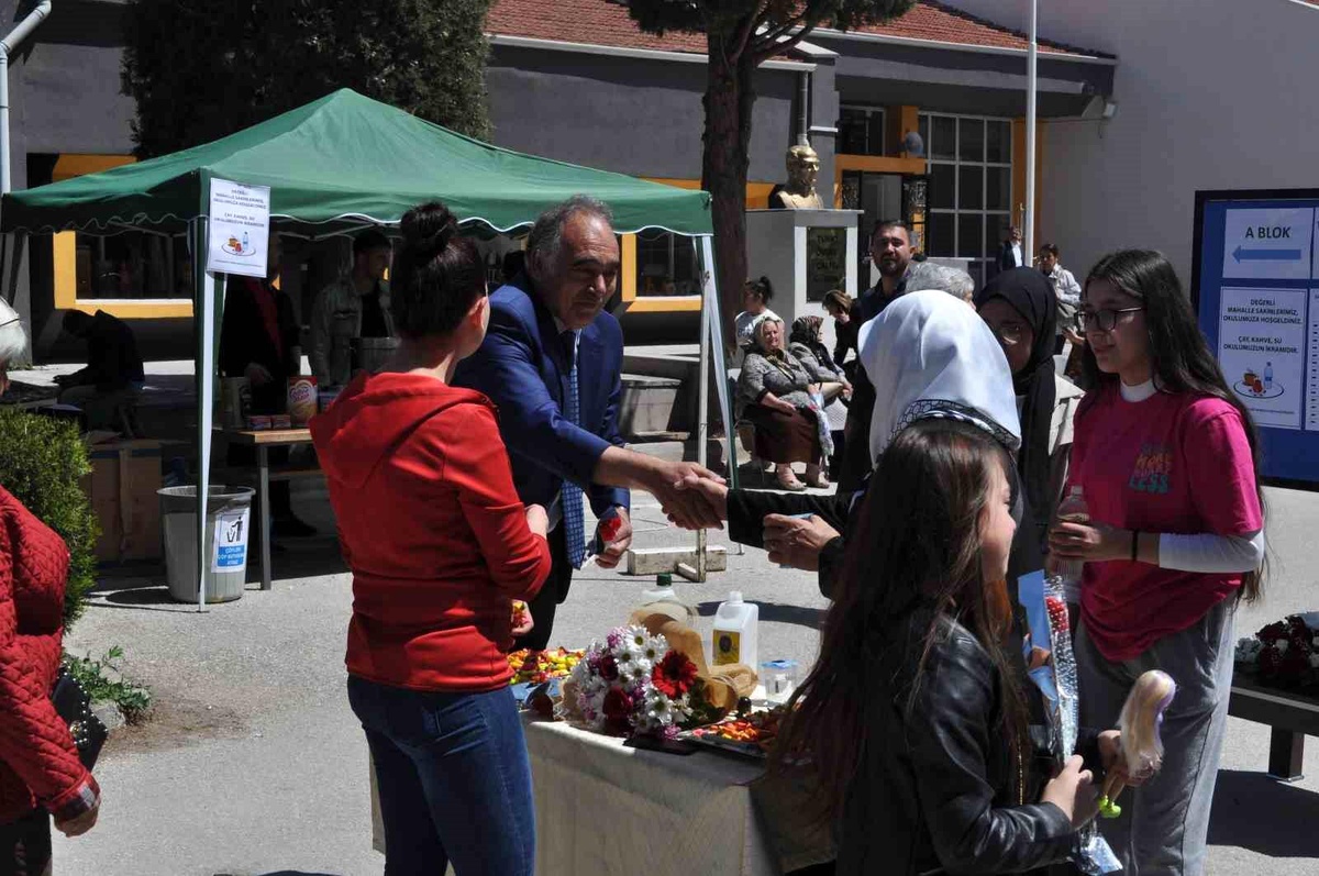 Eskişehir\'de Seçmenlere Okulda İkram ve Anneler Günü Sürprizi