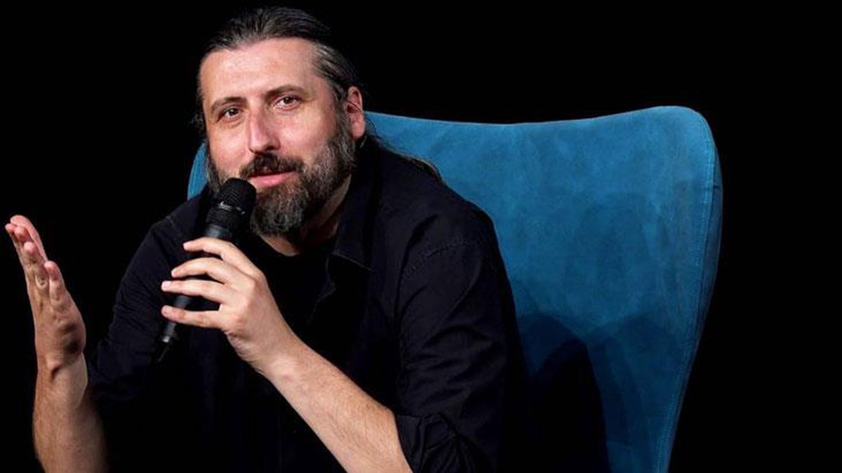 Bu sefer de oy kabinine sığmadı! 2 metre boyundaki komedyen Mesut Süre'nin paylaşımı güldürdü