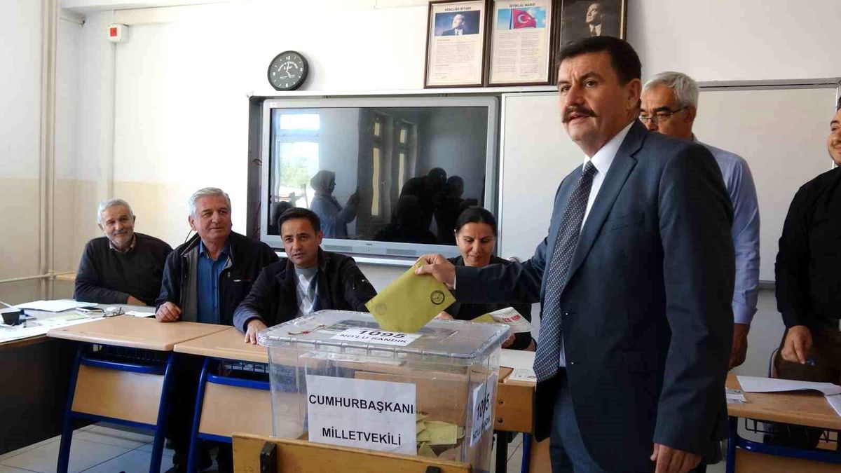 Vali Ali Arslantaş ve eşi oy kullandı