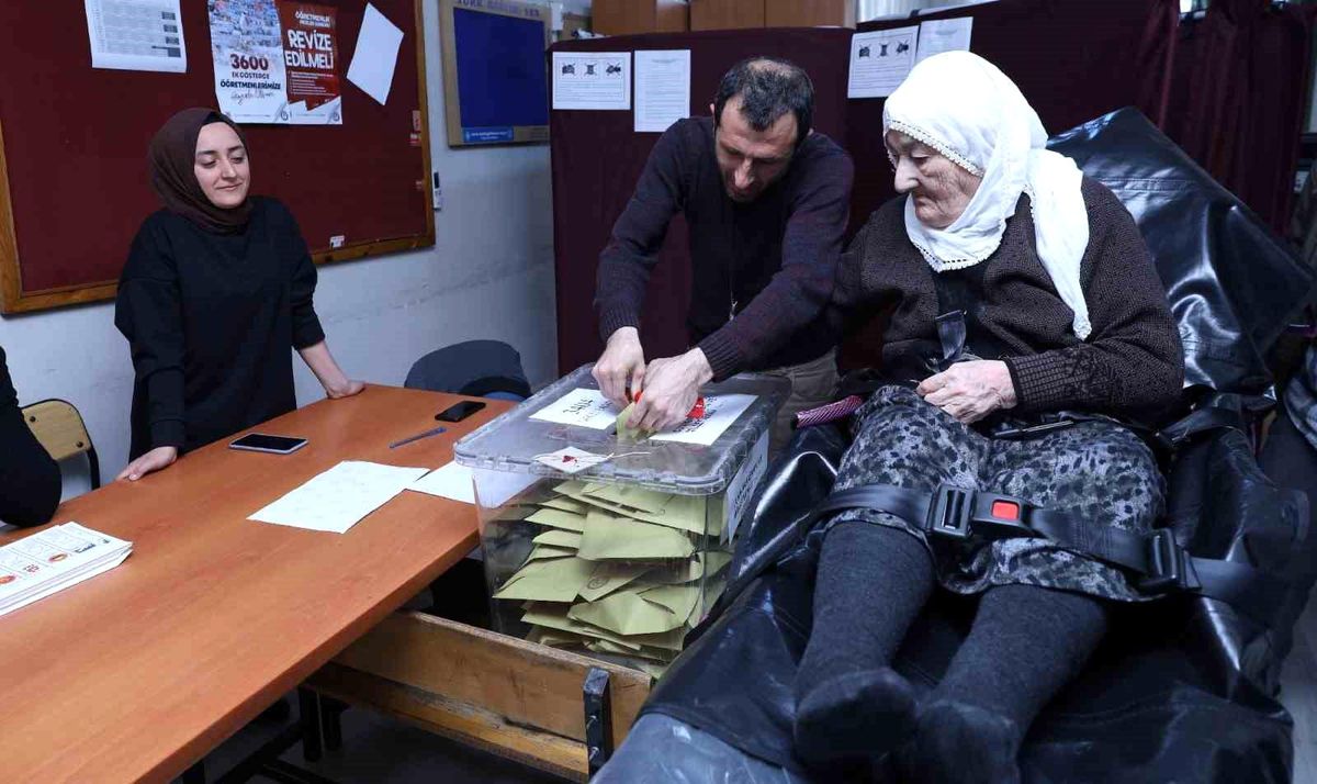 Bursa Büyükşehir Belediyesi, Engelli ve Yaşlı Vatandaşların Oy Kullanmalarını Sağladı
