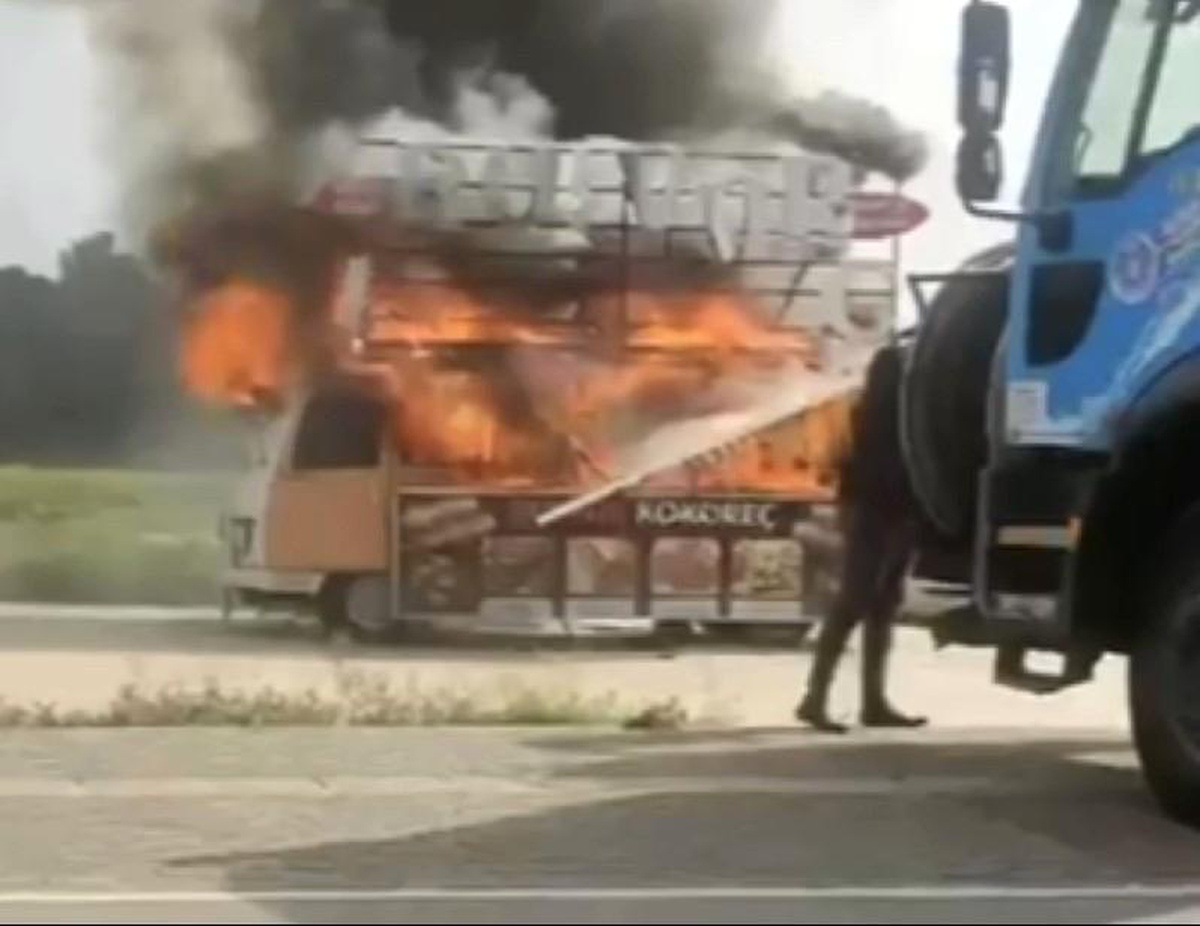 Bursada kokoreç satışı yapılan araç alev alev yandı