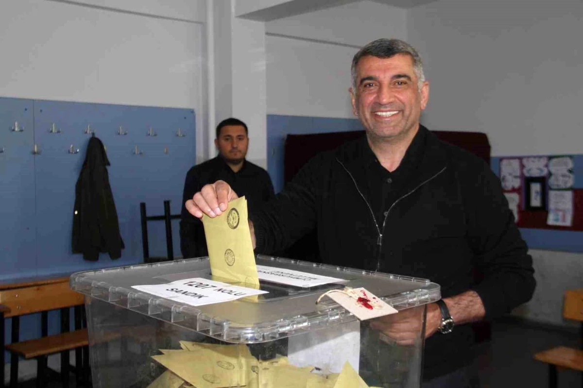 CHP Elazığ Milletvekili Gürsel Erol Çubukbey Anadolu Lisesinde oy kullandı