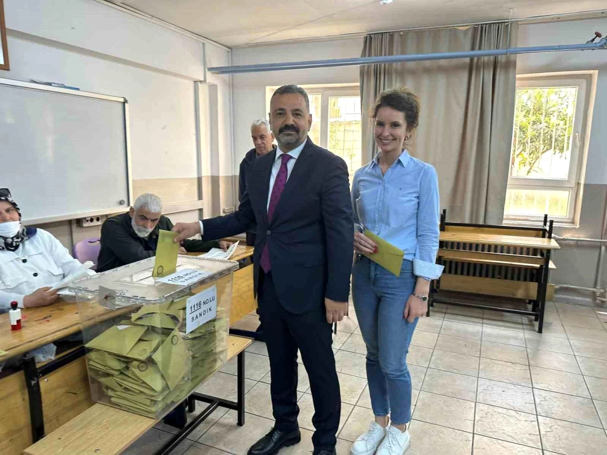 CHP İzmir İl Başkanı Şenol Aslanoğlu oy kullanmak için sandık başına gitti