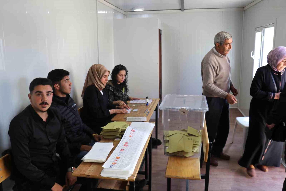 Malatya\'da depremzedeler oy kullanmaya başladı