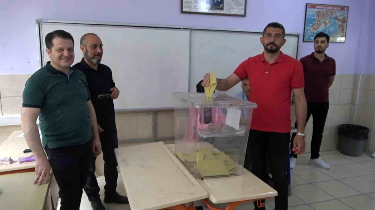 Deprem Bölgelerinden Osmaniyede Oy Kullanma İşlemi Başladı