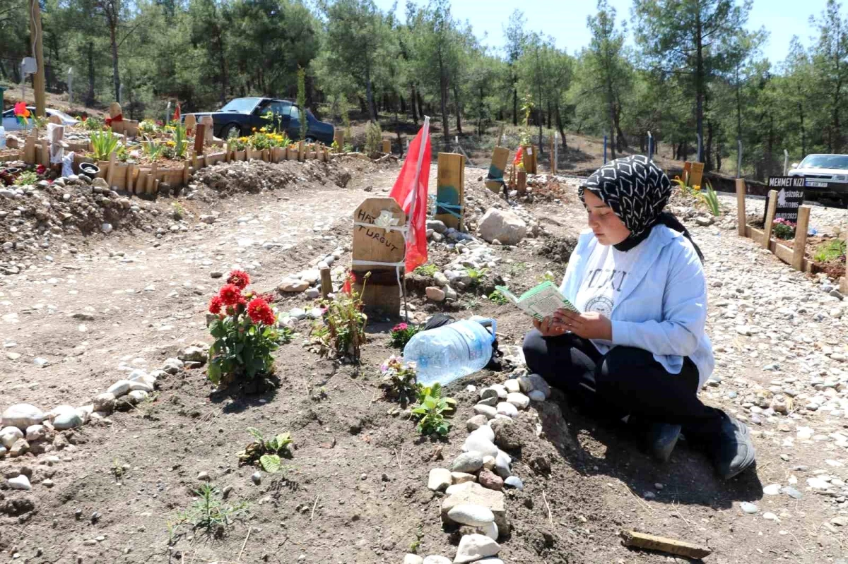 Depremde kaybettikleri için mezarlıklarda Anneler Günü kutlaması