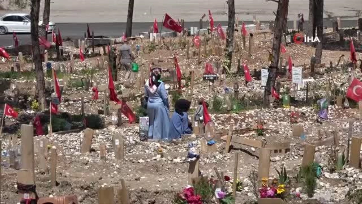 Depremin merkez üssündeki mezarlıkta buruk anneler günü