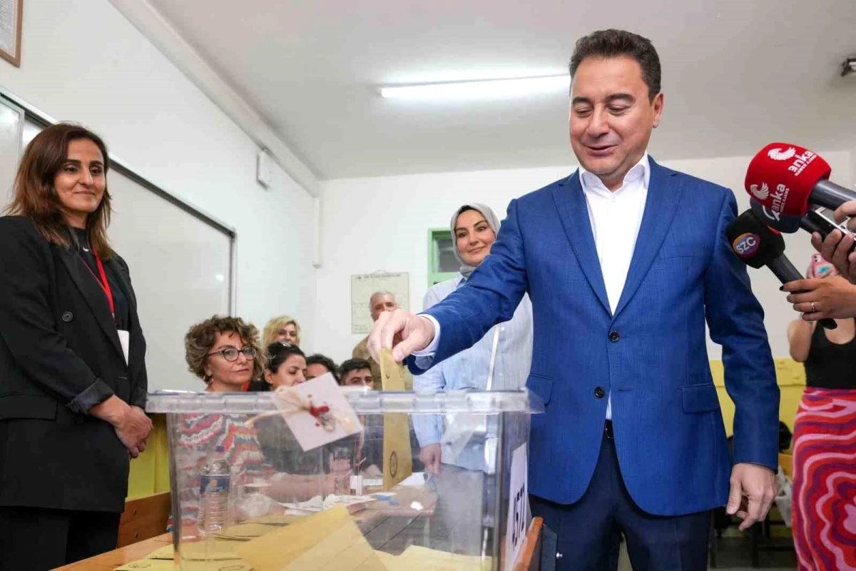 DEVA Partisi Genel Başkanı Ali Babacan ve eşi Ülkü Zeynep Babacan Ankarada oy kullandı