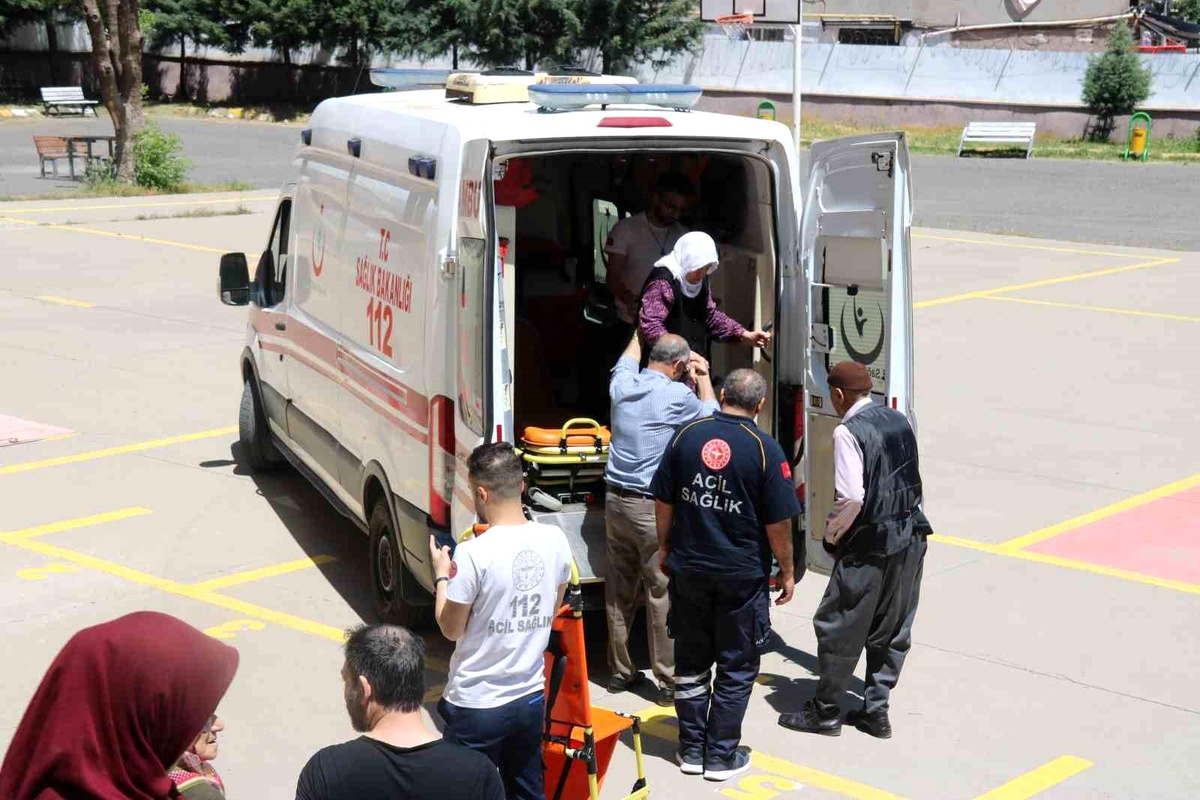 Diyarbakır\'da Hasta Vatandaşlar Ambulans ve Evde Sağlık Hizmetleri İle Oy Kullandı
