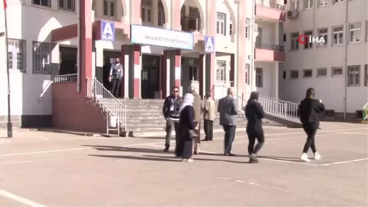 Diyarbakır\'da vatandaşlar oy kullanmaya başladı